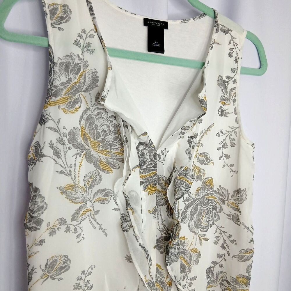 Ann Taylor Floral Tank Top V-Neck Ruffle Slveless Blouse Ivory Gray Womens XS - Picture 3 of 5